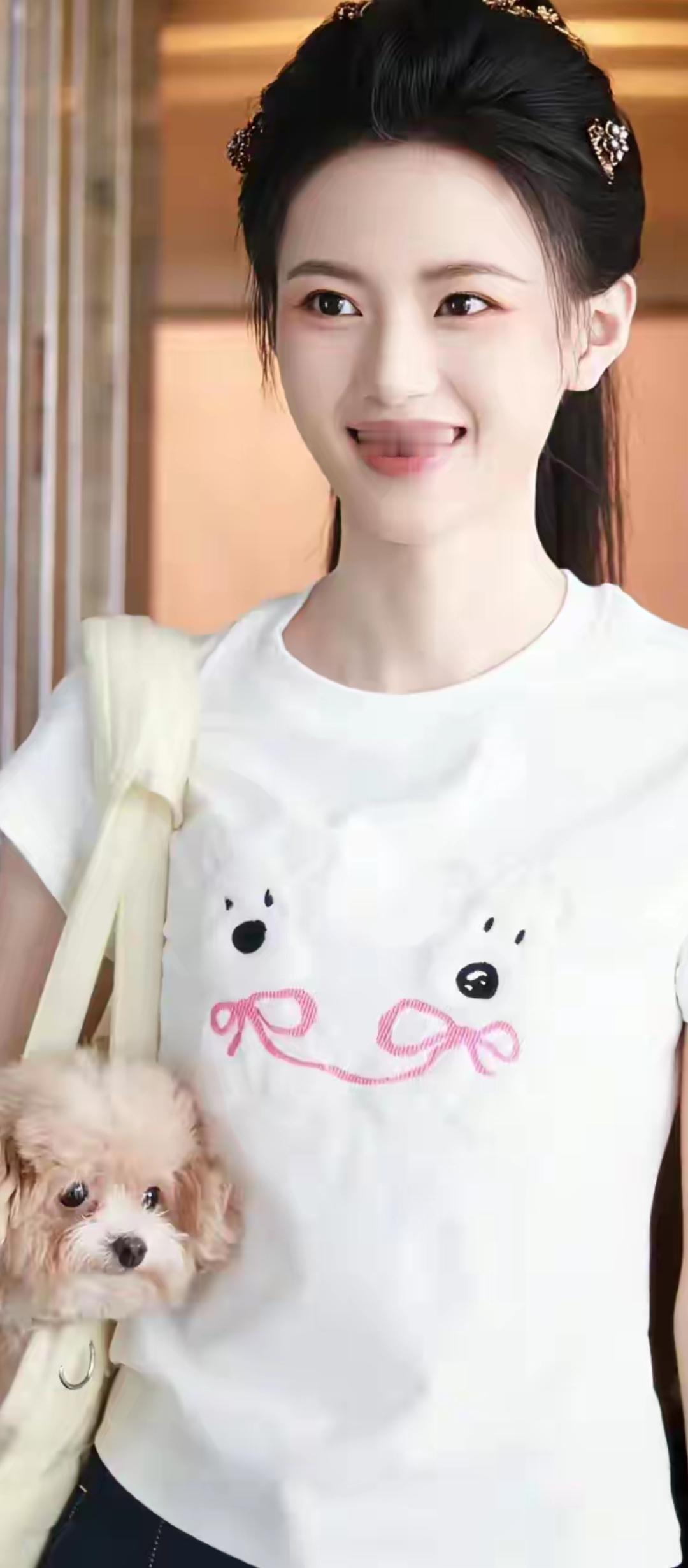 笑语盈盈暗香来，白衣飘飘似仙姿。