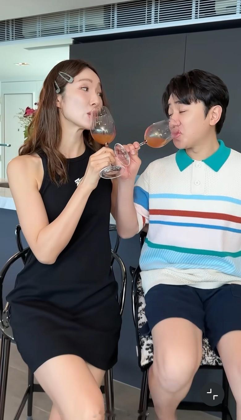 艺人李亚男和王祖蓝2015年结婚，今年庆祝结婚10周年纪念，早前祖蓝便给太太炮制