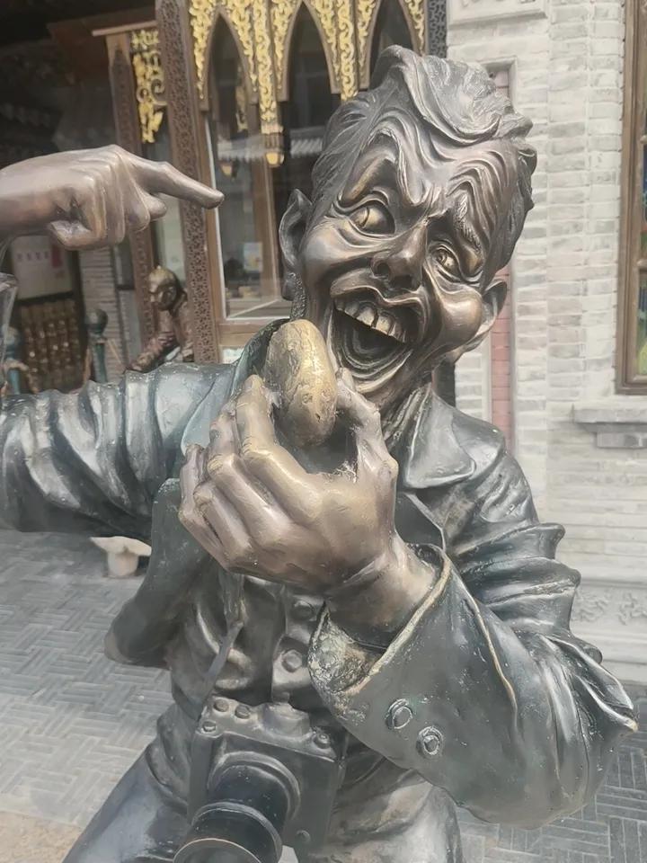 天津鼓楼，耳朵眼博物馆门前的雕塑，市井生活气息扑面而来。