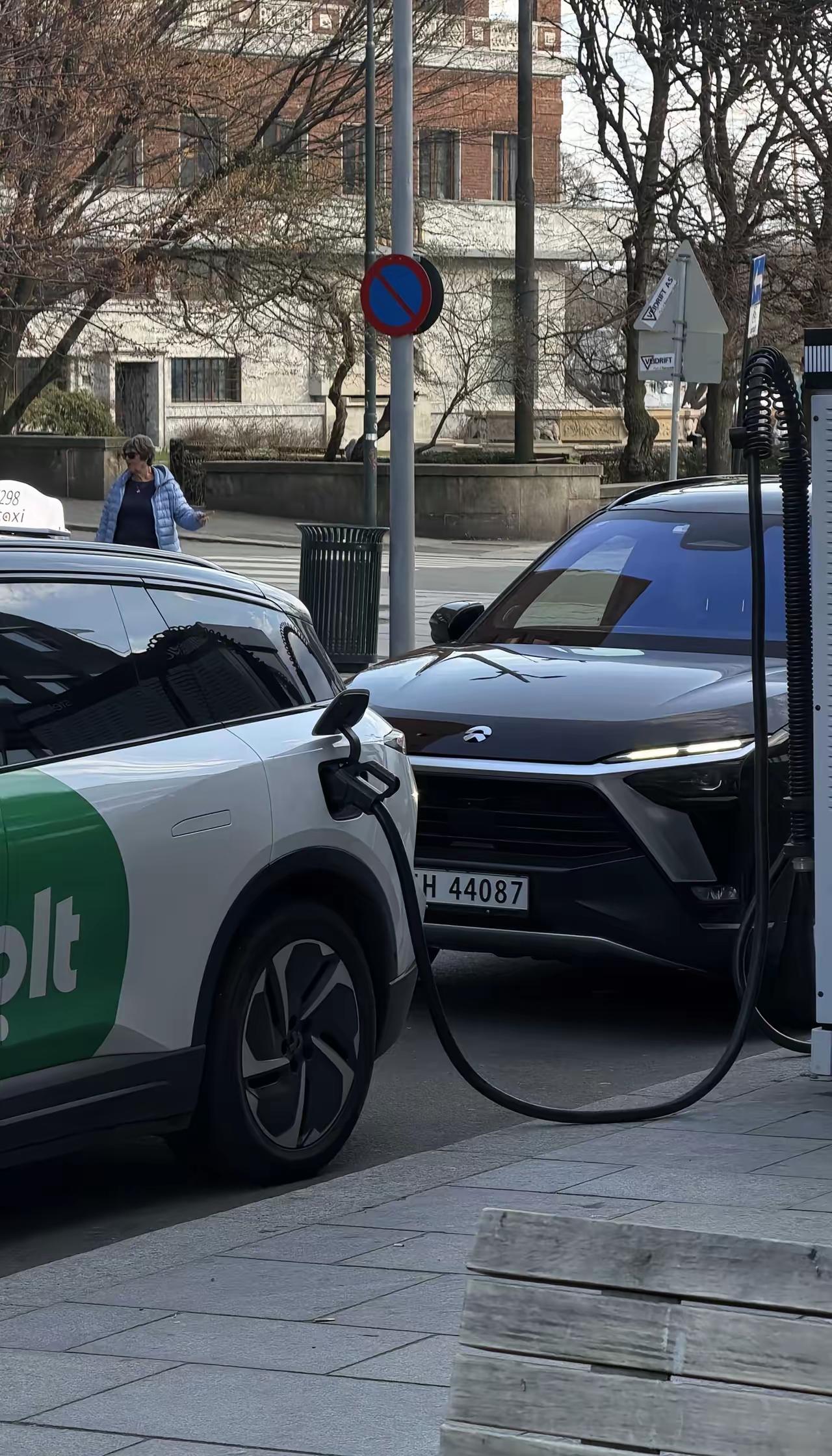 挪威奥斯陆，零下十几度。

你猜满大街跑的出租车是啥车？

蔚来。

说实话，我