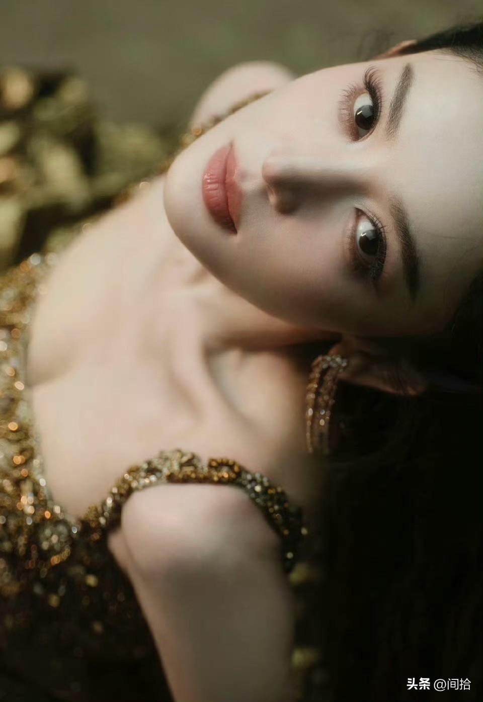 古力娜扎这次真的赢麻了！她身着金色鎏金吊带晚礼服，优雅地躺在地上，那画面简直绝了