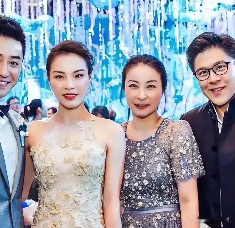 2017年，奥运冠军吴敏霞结婚时，二话不说下跪给婆婆敬茶，婆婆却不以为然。婚后吴