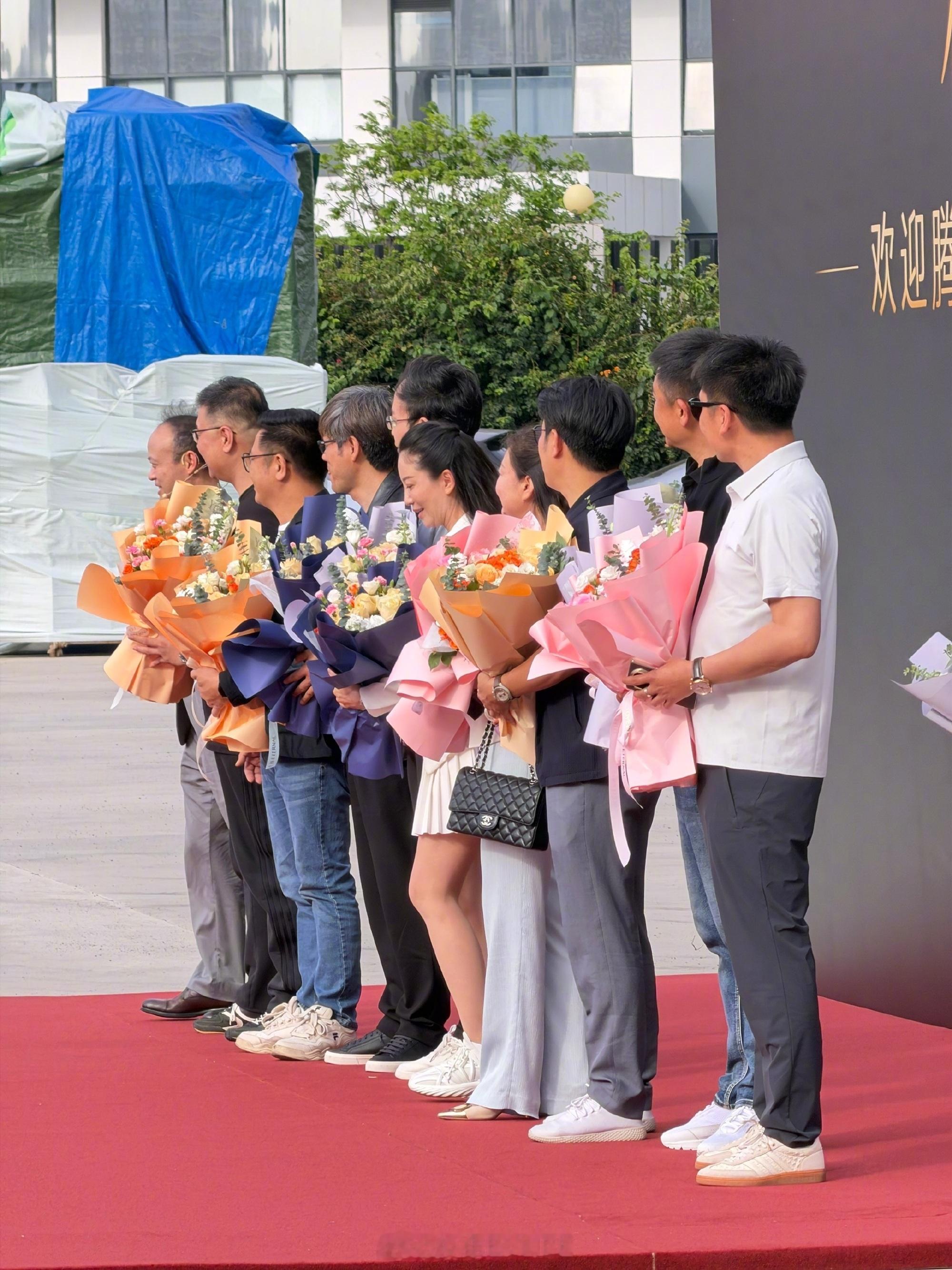 腾势这波操作真把我看破防了！不是嘴上说“宠粉”，是直接直升机接老车主空降总部，这