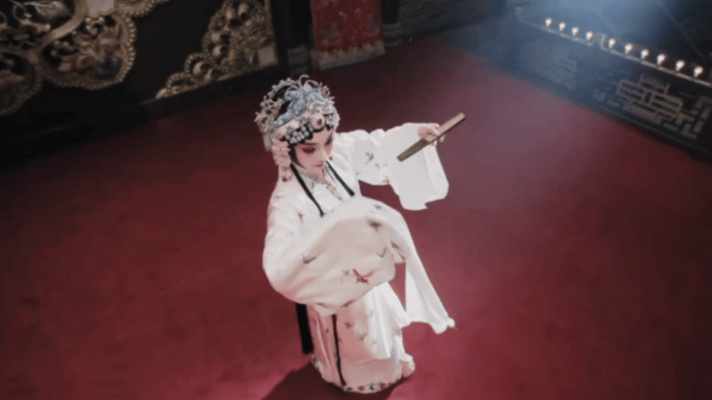 丞磊徐若晗被问害羞了玉簟秋 这段直播花絮反复回看，提问一出直接打乱两人节奏。丞磊