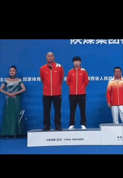 这个小视频
看到了老杨和老孙的情谊
一路陪伴
一路欢笑
痛并快乐着
是莎莎成长的