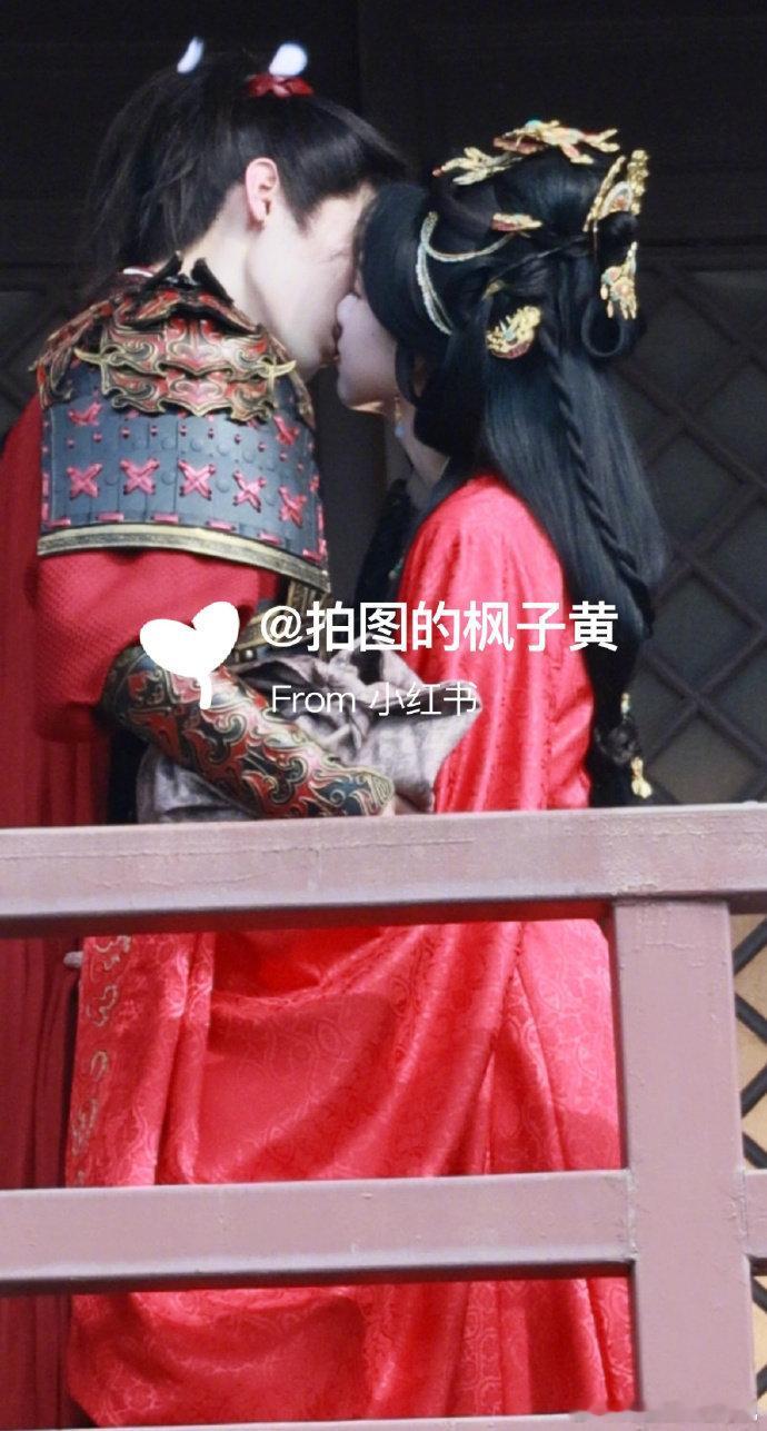陈都灵周翊然城楼吻戏翘楚吻戏 翘楚吻戏来啦，陈都灵、周翊然城楼吻戏，咱就说这个红