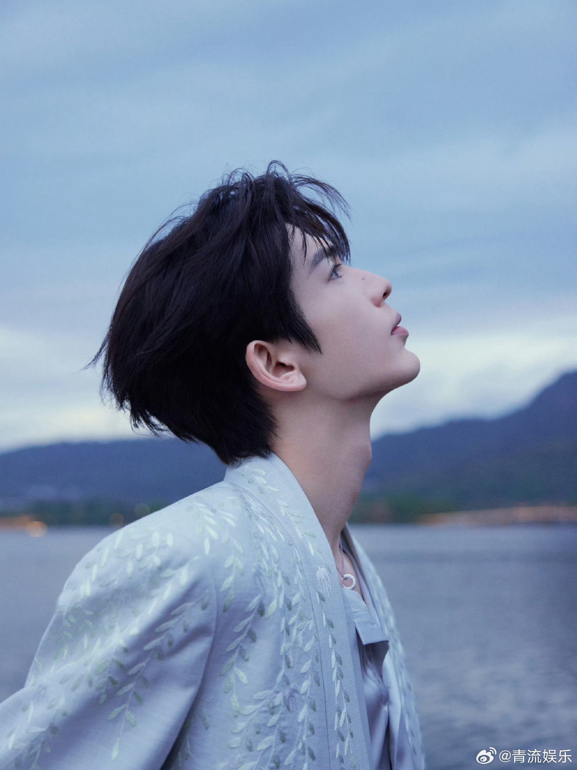 张凌赫方发文抵制私生 近日在高铁站遭遇私生及代拍人员恶意围堵，随后工作室发文，强