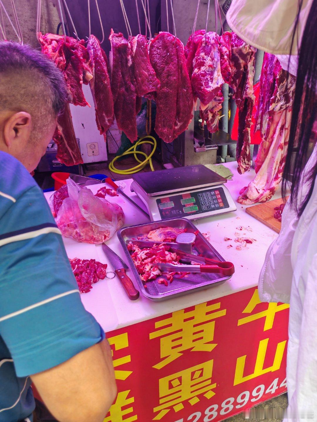 五花肉18一斤，海鲜小贵。 