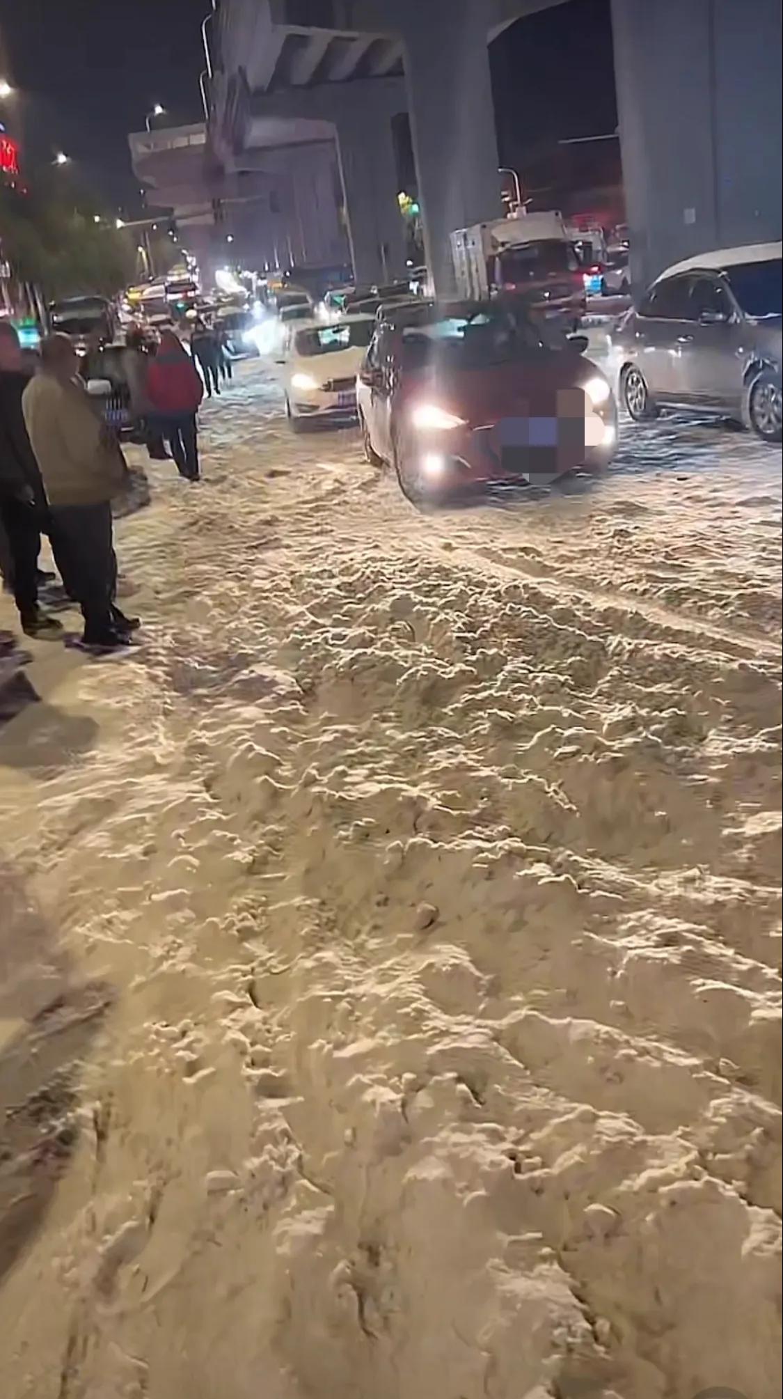 哈尔滨连续下了三天的雪，彻底把老百姓整疯了。

由于雪前下了点雨，路上形成了一层