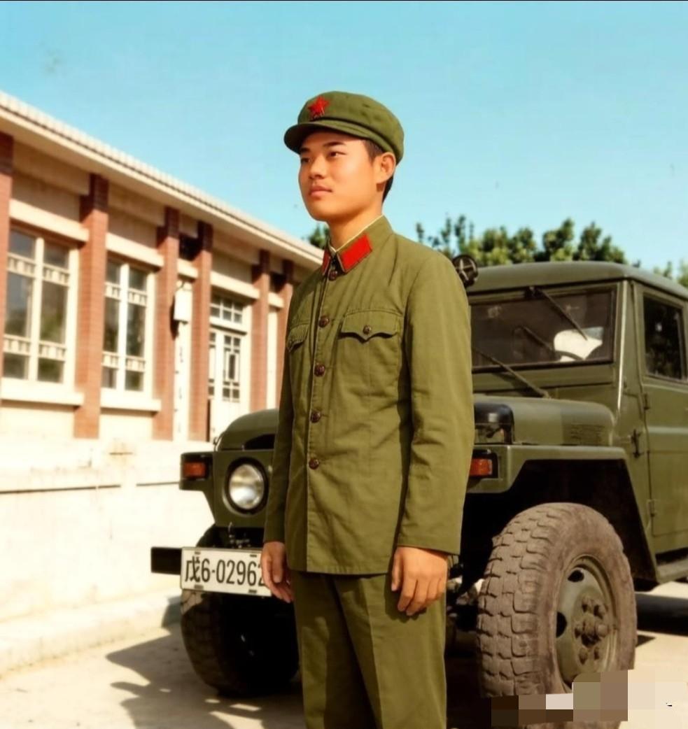 两代电台车，一段通信兵的军旅记忆，看完破防了

老照片记录下的两代经典通信装备。