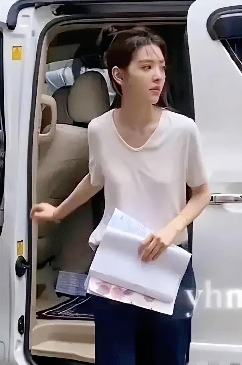 都说章若楠长得比赵丽颖好看，气质比杨幂好，可是看她这样的妆容，看起来很一般呀。
