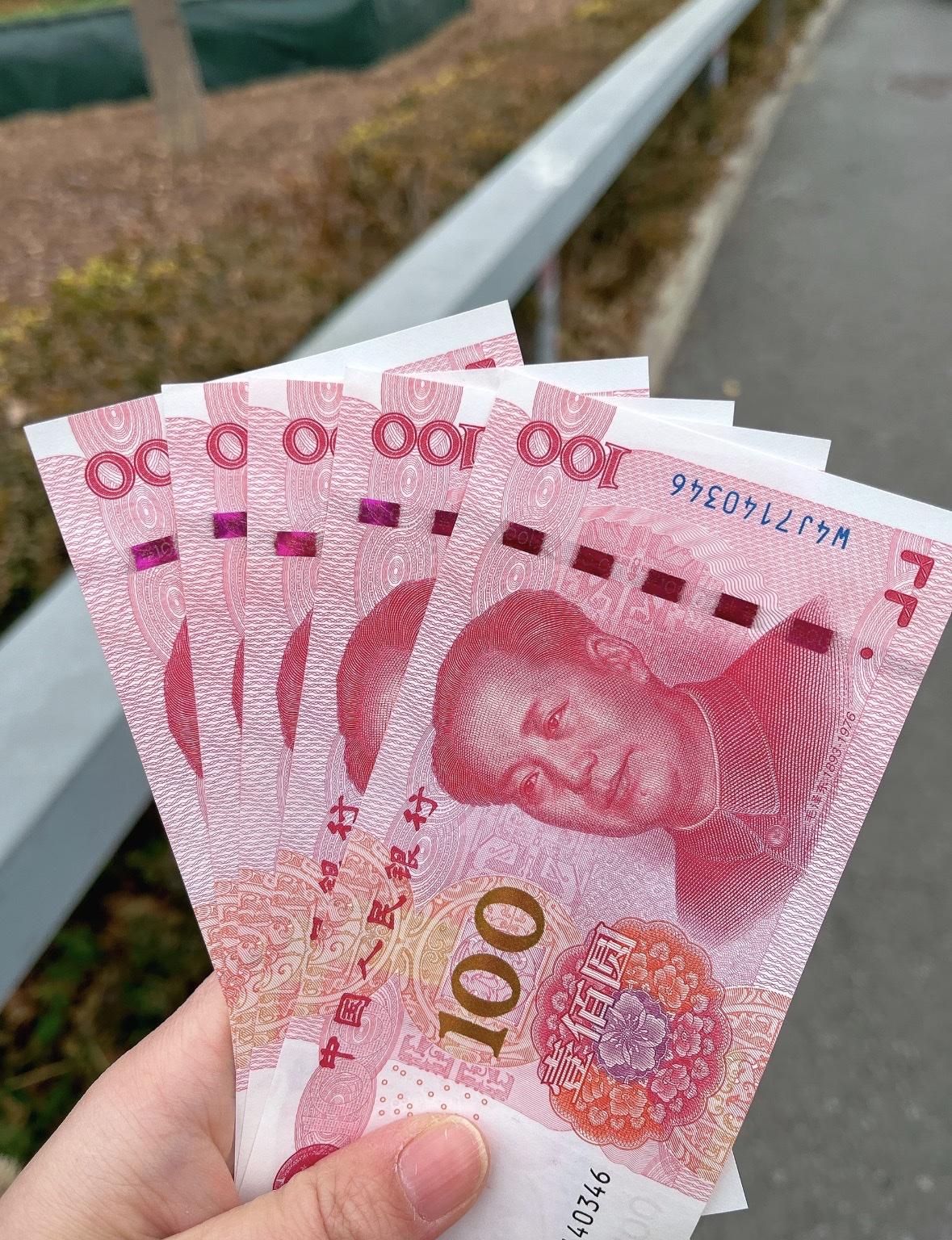 昨晚老公在床上玩手机，他表弟居然问“借我1万块，5000也行，你有多少借多少，我