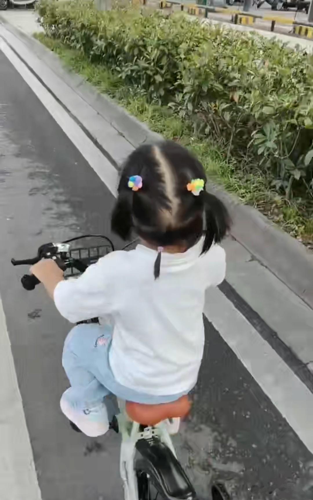 7月26号上午，天空阴沉沉的。我带着两岁多的孙女，在空旷的马路上学骑小三轮单车。