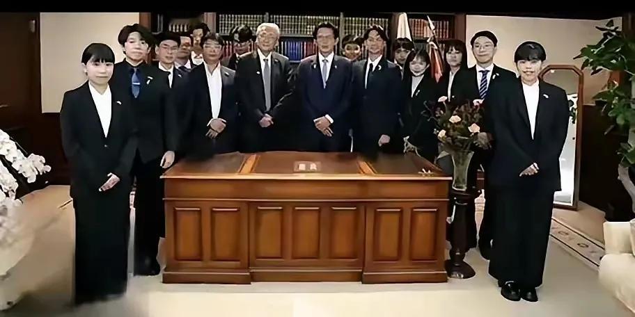 照片上这一群人，将来大陆统一台湾之后，如果他们还继续待在台湾，那就全部抓起来坐牢