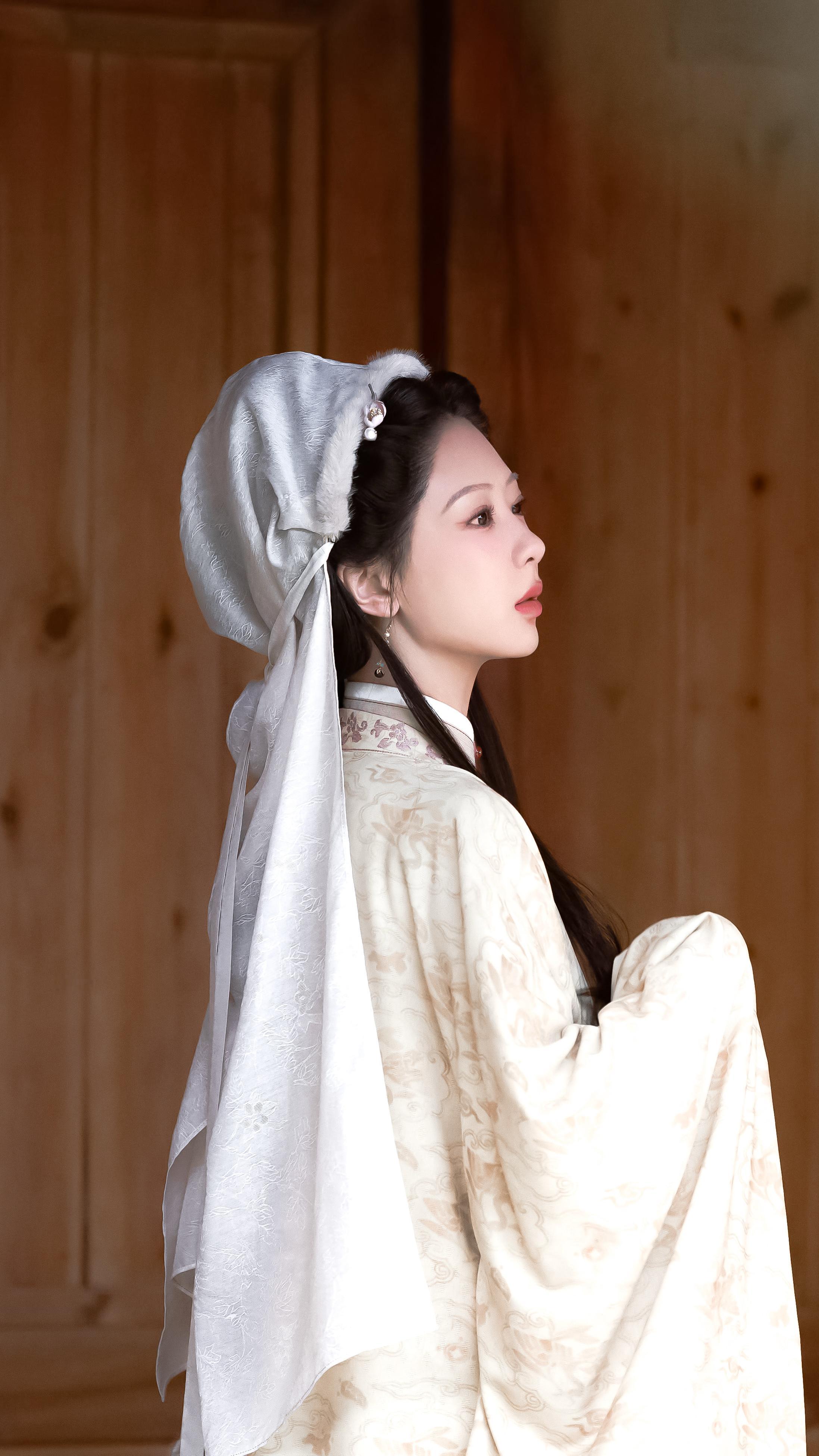 杨紫  百年传承业，黄金墨难得。观制墨匠人李祯以墨为刃，再造徽州墨业重振，书写传