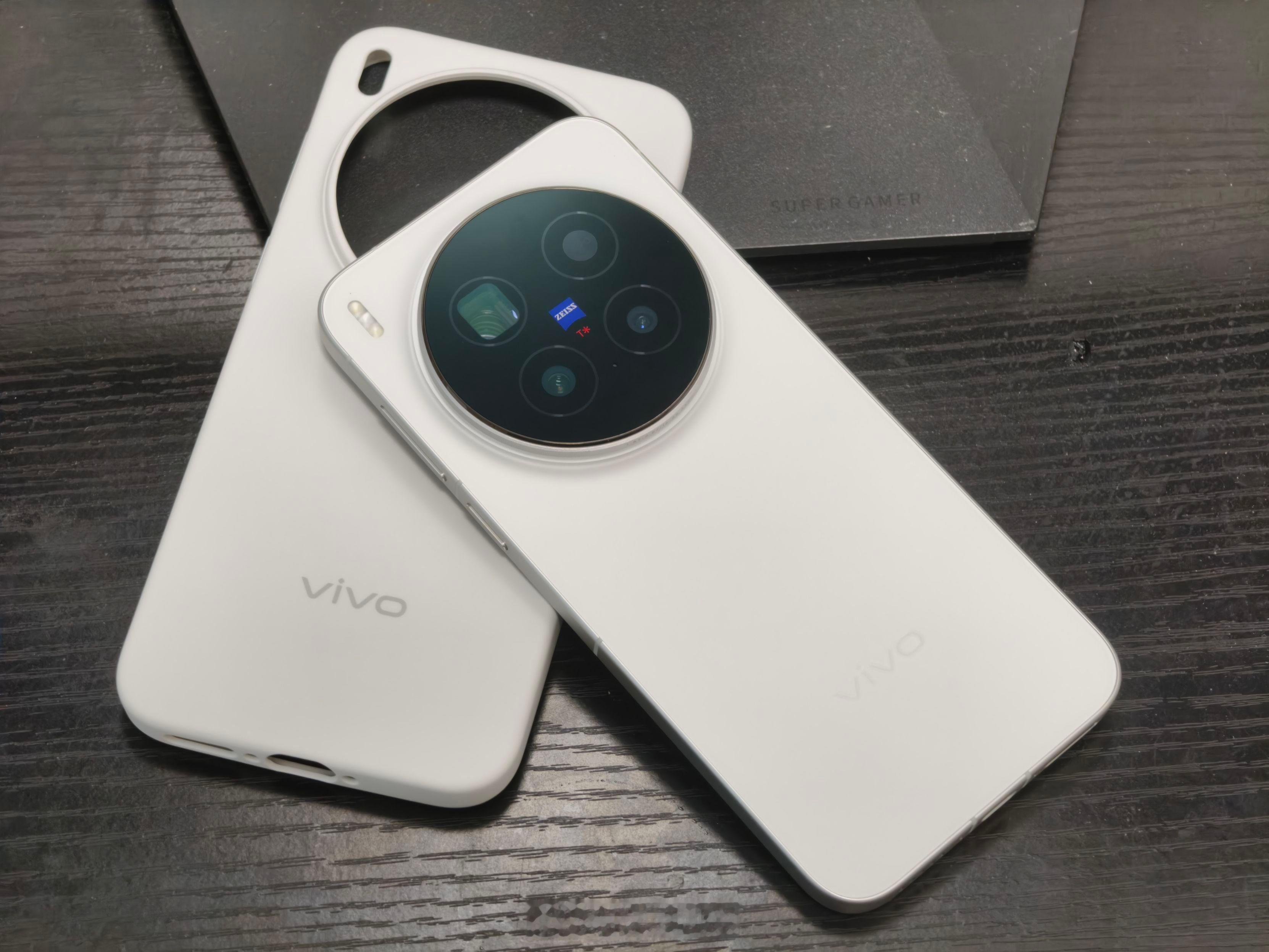 你们不是说都不喜欢居中大圆Deco设计吗？而且今年Pro机型里面，vivo X3