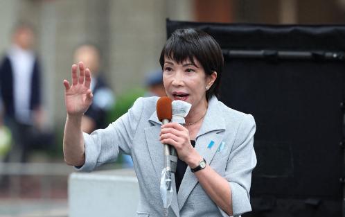 这段时间，东京街头的氛围格外不一样，平时匆匆赶路的行人，不少人停下脚步，举着标语