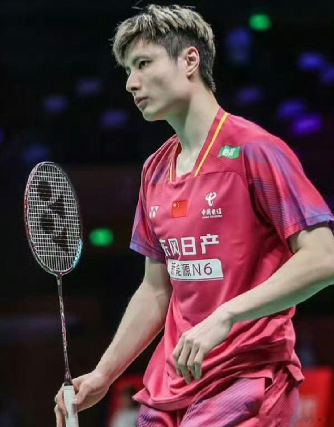 突发肠胃炎无奈退赛，石宇奇汤姆斯杯征程按下暂停键当地时间4月26日晚，正在丹麦霍