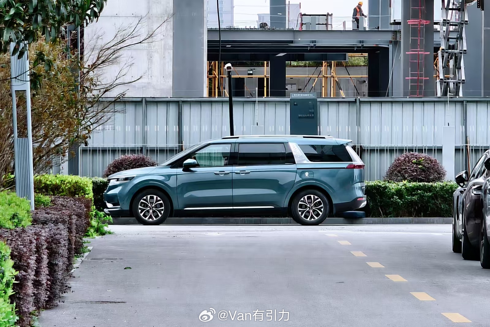 你别说，这个淡蓝色的起亚嘉华 跟上海这种阴而不沉的天气真是绝配车是好车，可惜之前