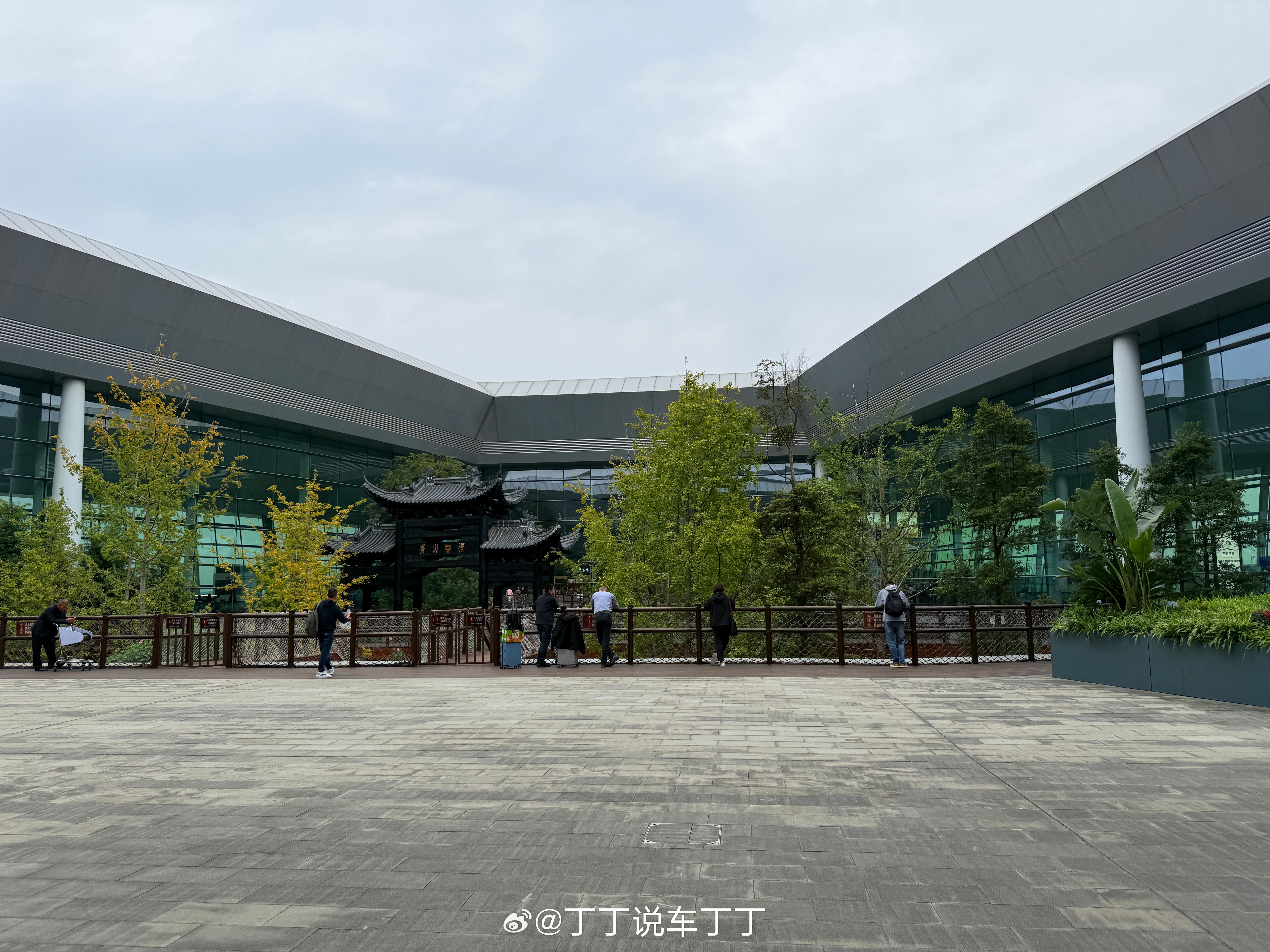你见过机场里有庭院的吗？国内我好像是第一次见[嘻嘻] 成都人会玩[哈哈]  ​​