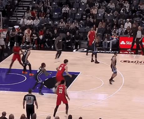 终于知道杨瀚森为啥不被重用了！原因：太菜了！2米16的大中锋，出场9分钟，一个篮