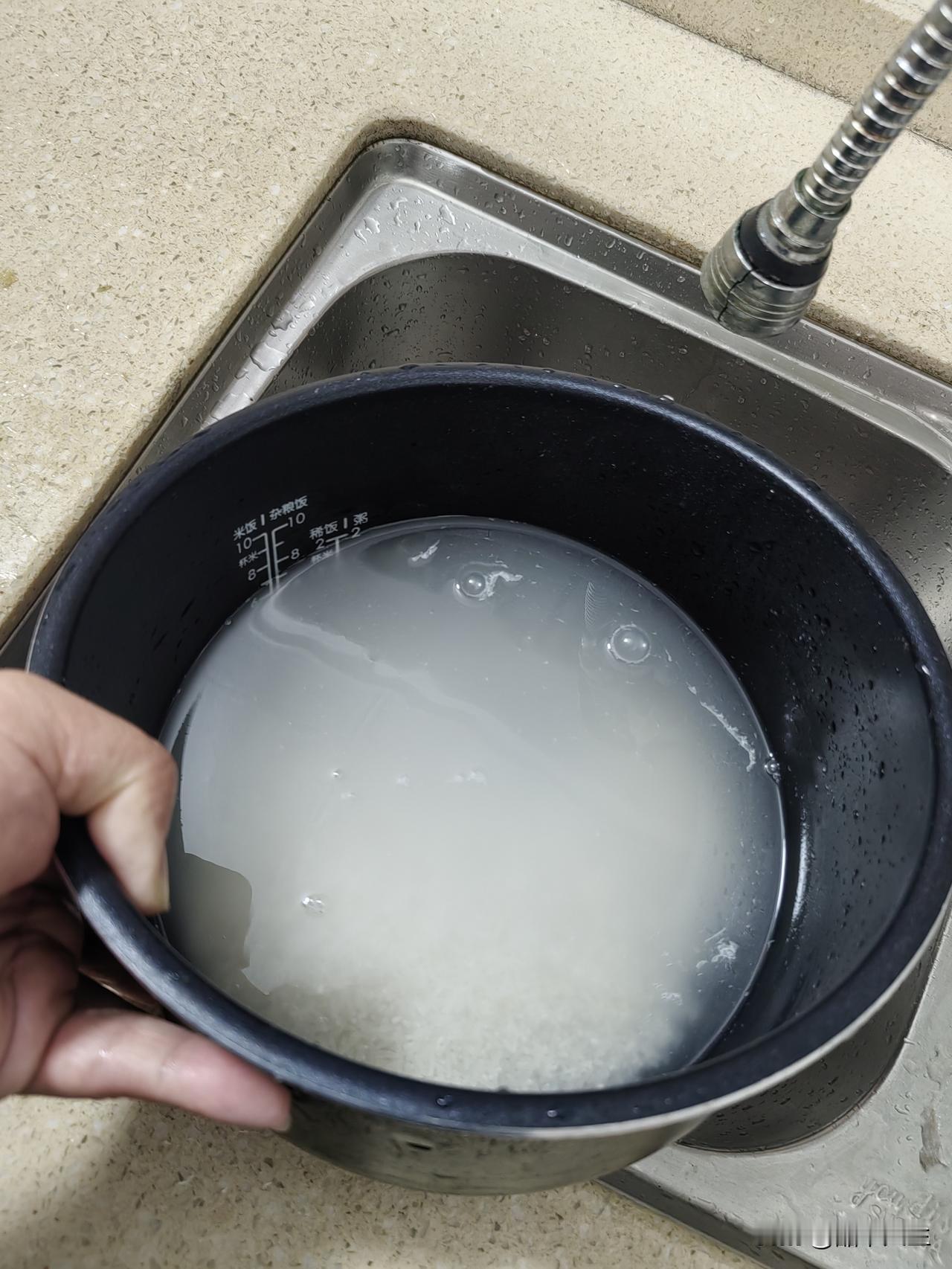 今天煮饭时，我突然留意到一个小细节，若非从农村出来，或许很难察觉。
      