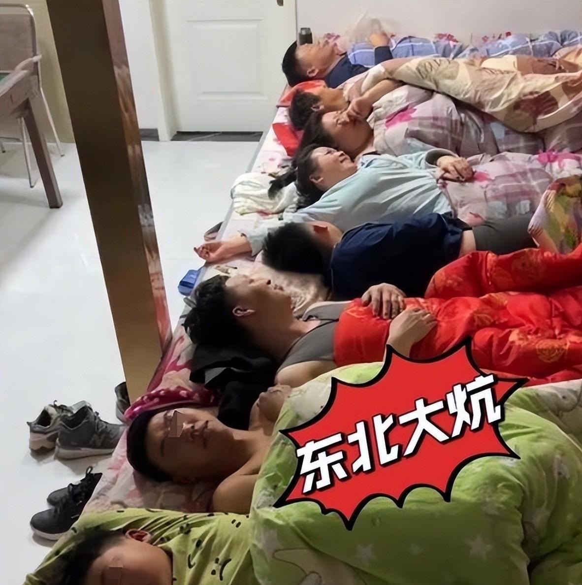 闲置一整年的东北6米大炕，春节一到瞬间睡满亲人。这张挤挤挨挨的炕，装的不是拥挤，