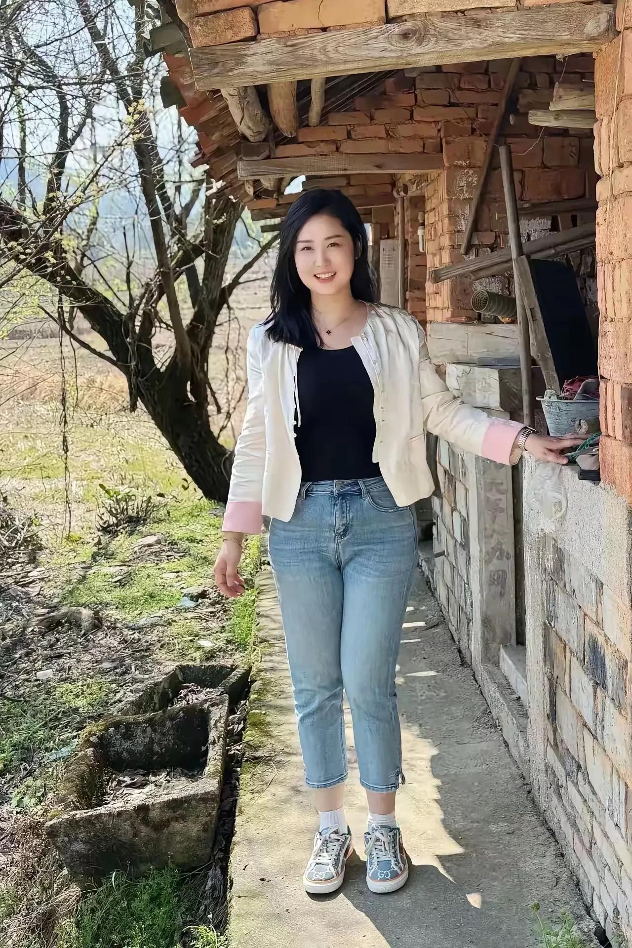 乡村小道上的时尚少女，轻松自在，享受美好时光。🌿👗👟