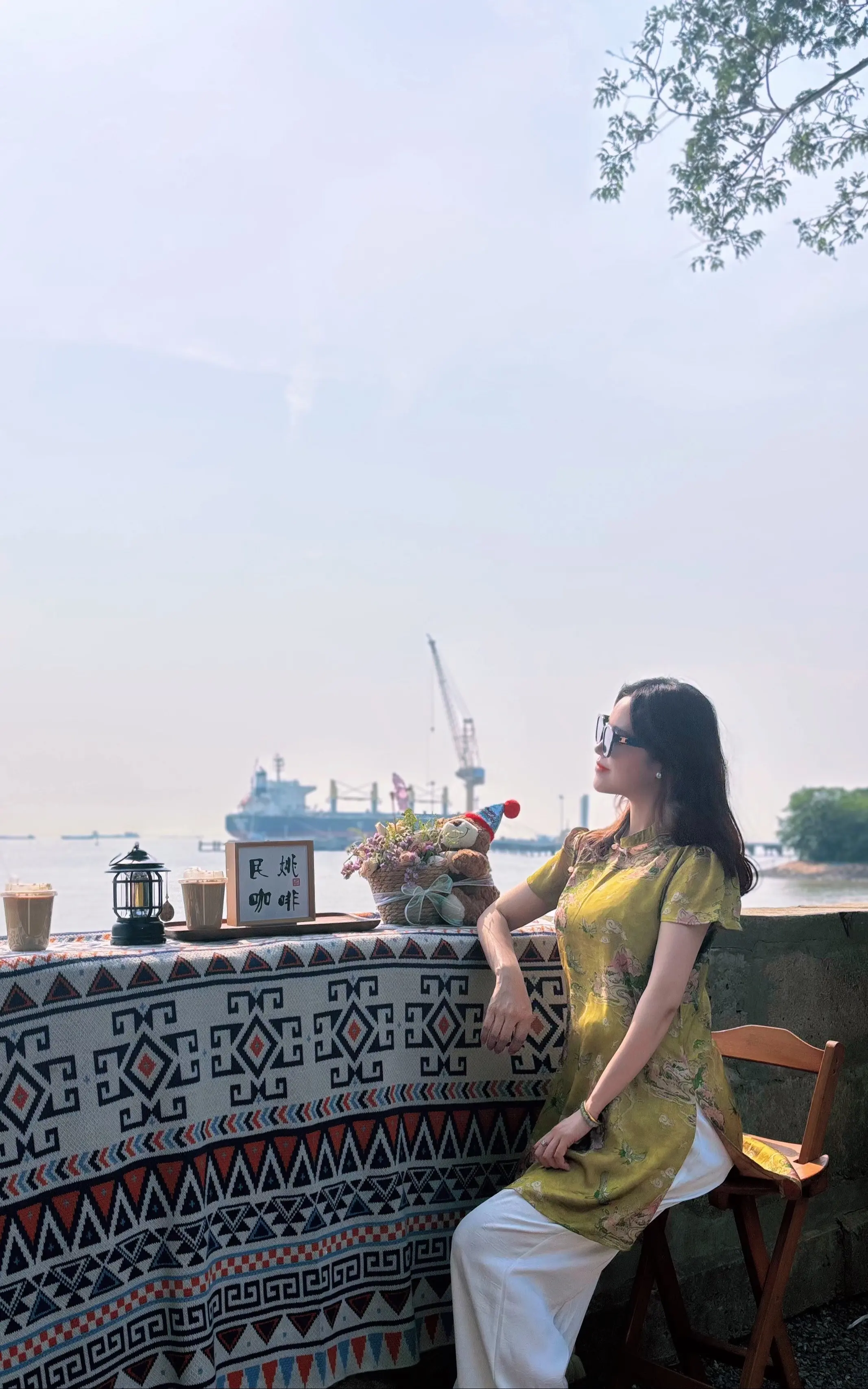 去不了诗和远方 那就在附近 散散步 吹吹江风 生活依然很美好