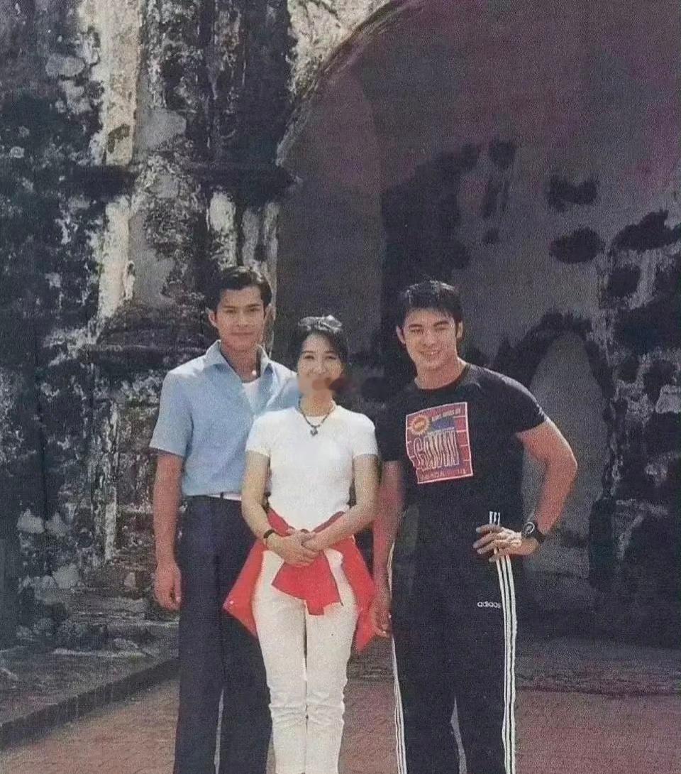 这张照片拍摄于27年前，能认出来三人的，估计都儿女绕膝了吧。 