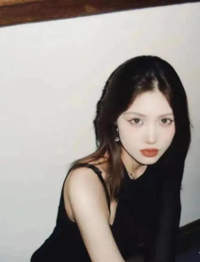 汪峰女儿汪曼熙漂亮虽然谈不上，但这1米78的身高确实抢眼！凭父母的关系，进军娱乐
