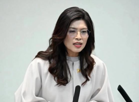 郑丽文太让人吃惊了！

7 月 5 日晚，中国台湾省郑丽文发文说：和平不是口号，