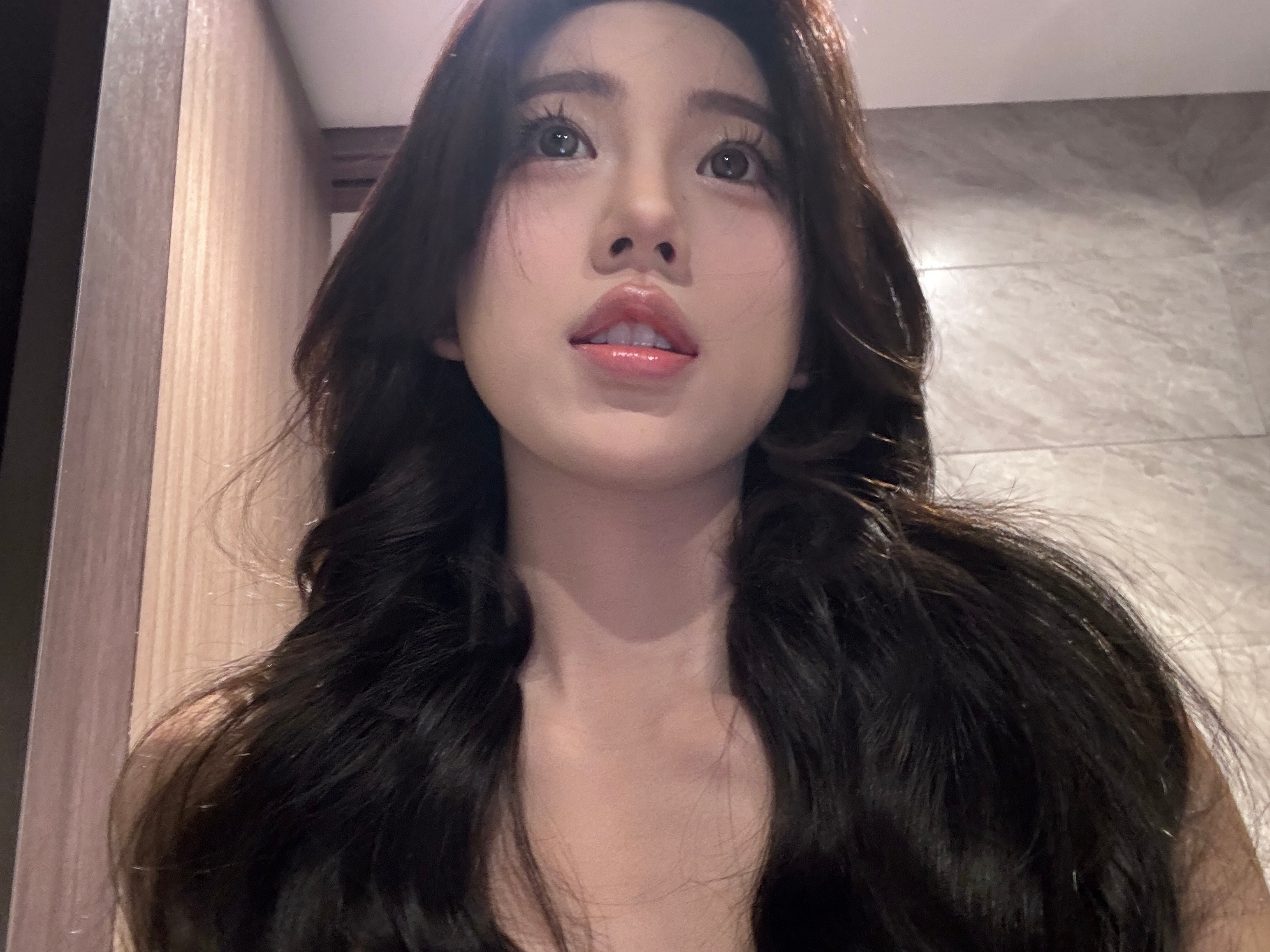 今天卷出来了完美头发但是杭州太潮了 在我头发还没变直之前赶紧拍拍[泪] ​​​