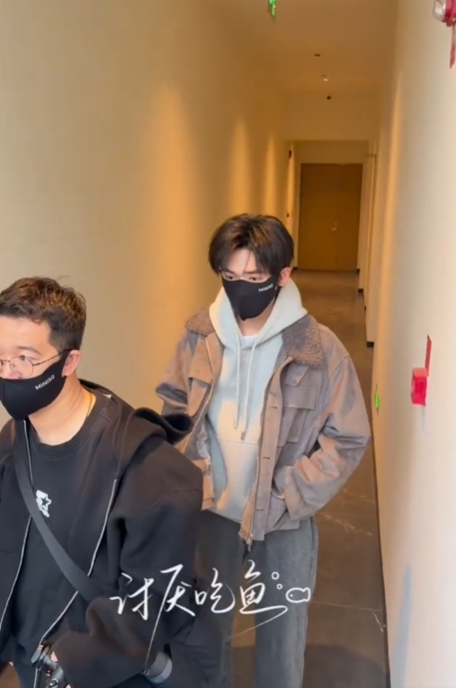 宋亚轩沿着边境看中国录制上班宋亚轩红综录制 宋亚轩沿着边境看中国录制上班，宋亚轩