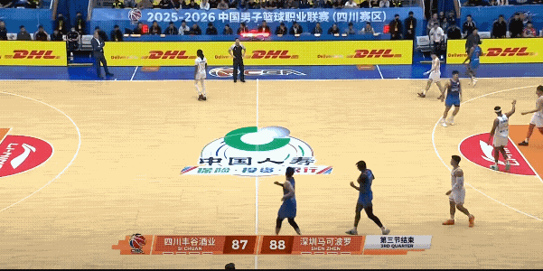 四川男篮这是受什么刺激了，此前场均71分的他们，今晚面对深圳男篮，竟然三节就砍下