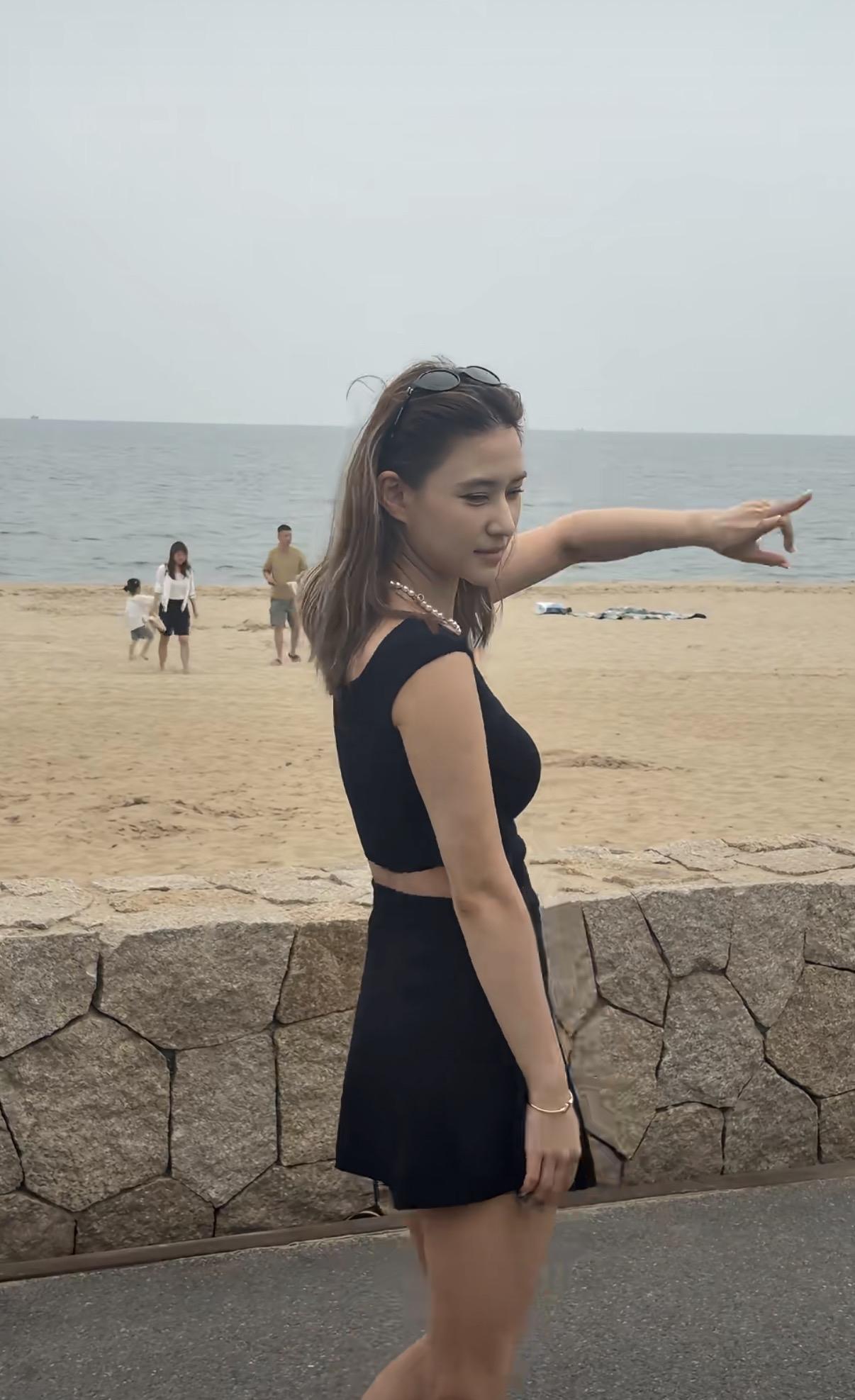 阿那亚偶遇赌王最美女儿何超莲，本人也是很接地气了，没有一点架子，拍照和普通人一样