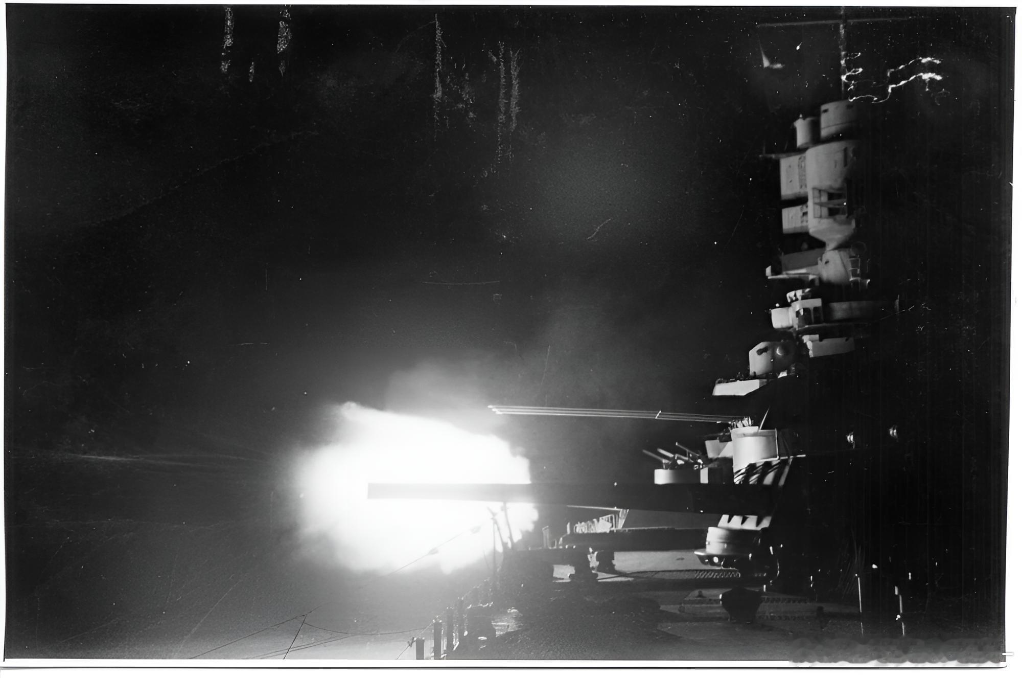 少见的维内托进行夜间主炮齐射的训练照片，摄于1941年8月的塔兰托湾。然而练了也