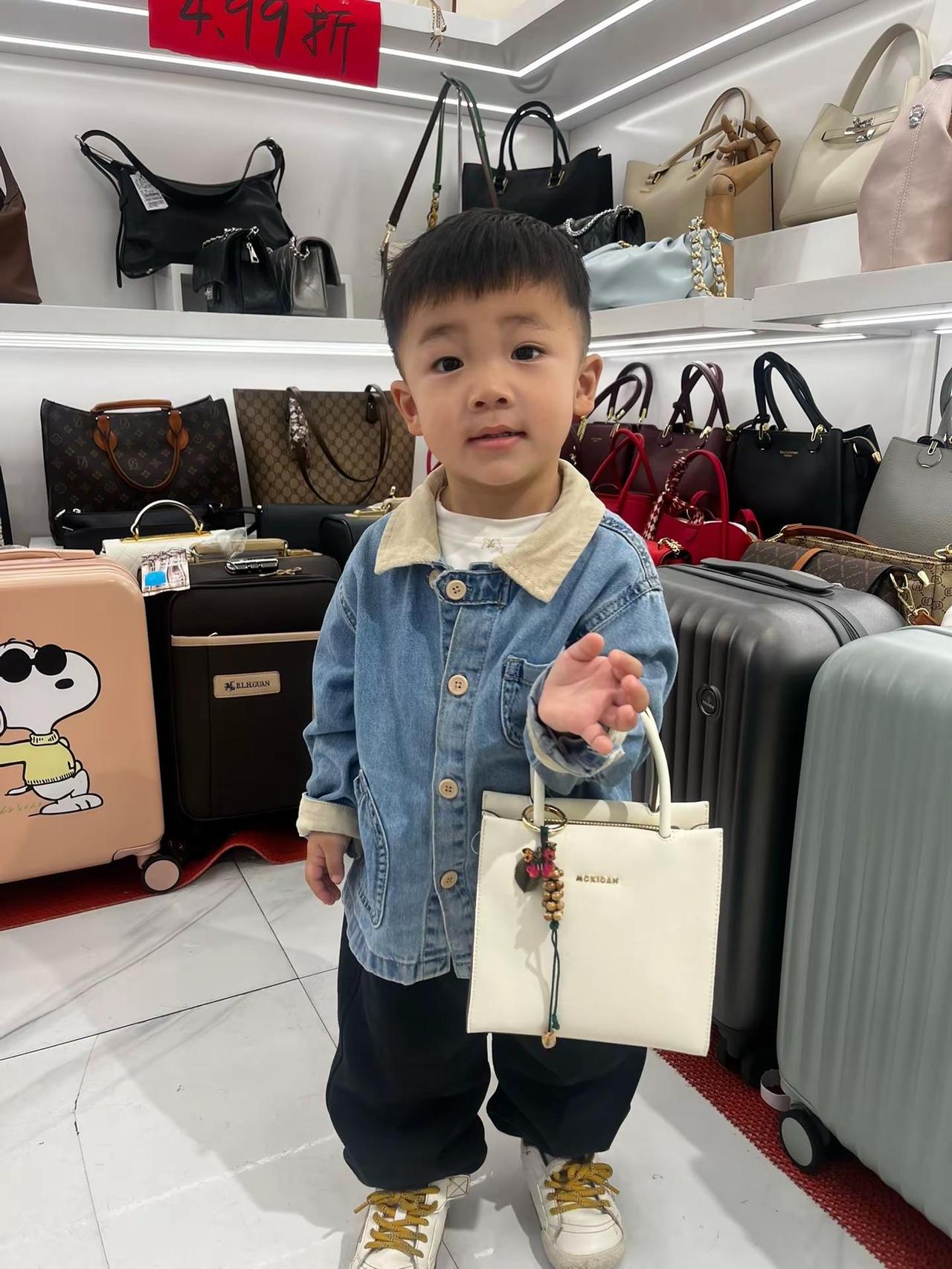 一瓶奶请的小模特