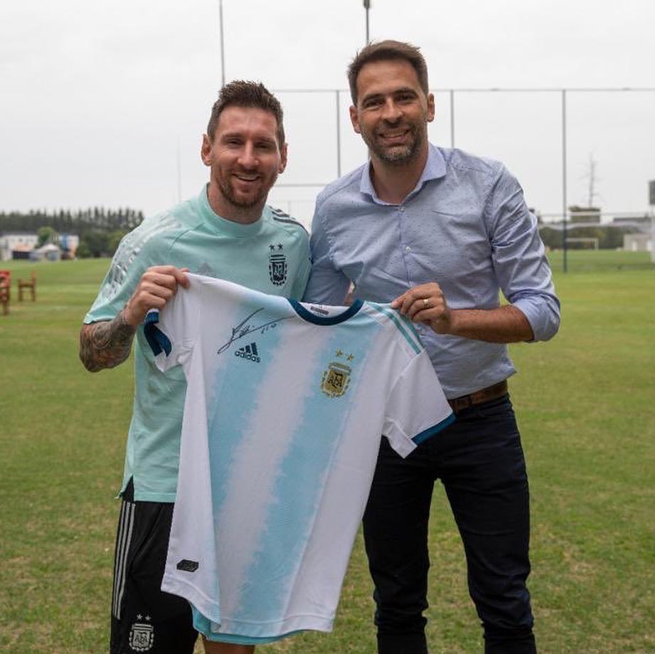 阿根廷记者Santiago Manuel Carreras近几年与梅西的见面合影