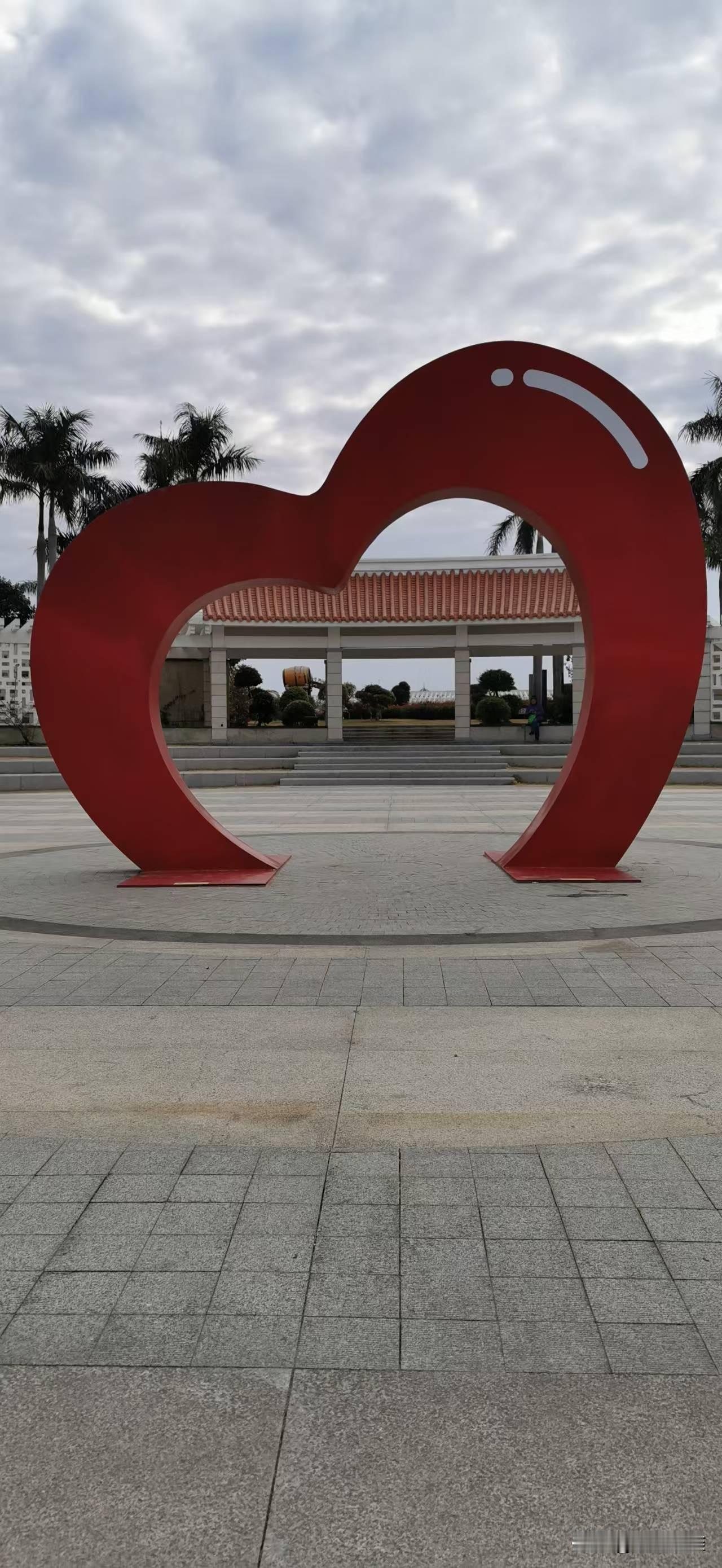 生活离不开钱，自己写文章，努力挣钱不丟人。
靠自己的才华和汗水合法赚钱，是最体面