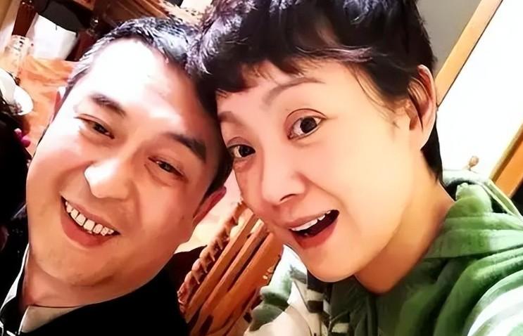 陈婷这衣品确实一言难尽，单穿上衣配简约裤子裙子可以，单穿这裤子配简约上衣也可以就