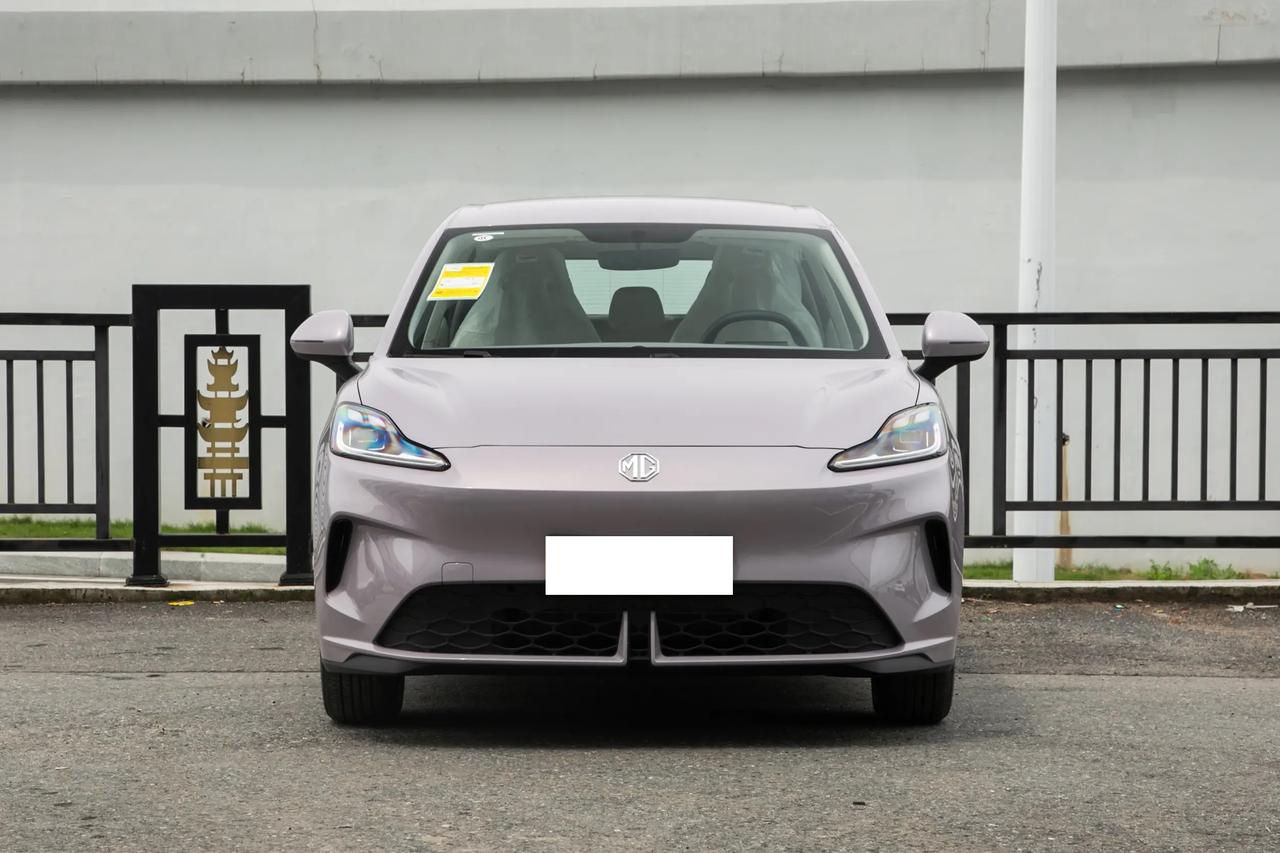 我个人给新款MG4的定位是小家庭的代步车，🏙️平时上下班、接娃、买菜、周末短途