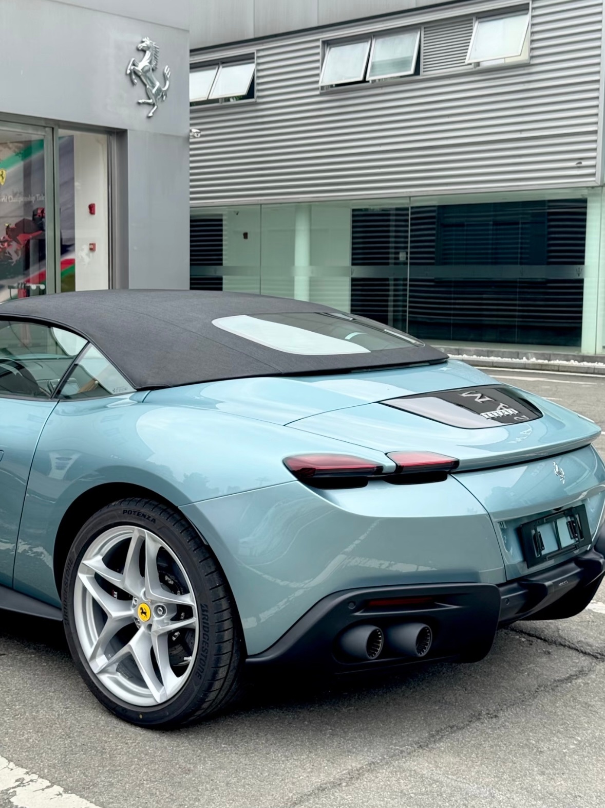 这款车浅蓝车身自带柔光，像一把浸在春水里的大提琴，雅、雅、实在优雅!