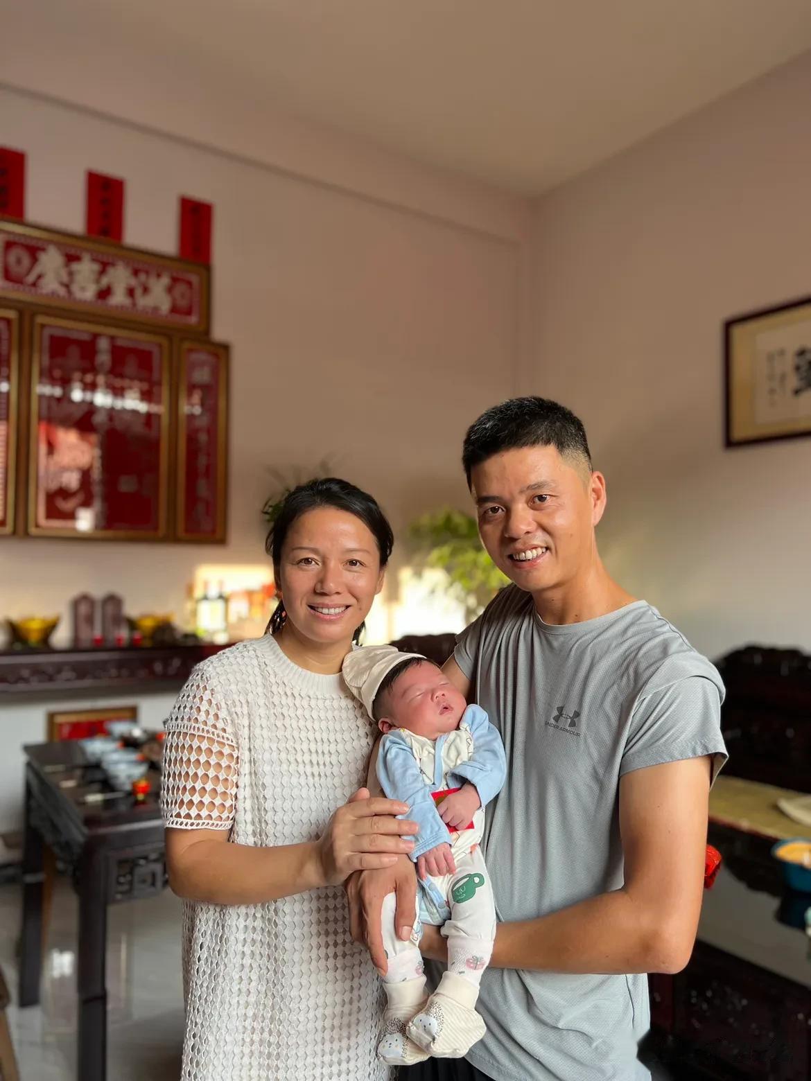 各位亲爱的爷爷奶奶叔叔阿姨哥哥姐姐们，今天没有视频。妈妈好像生病了，我最近出牙睡