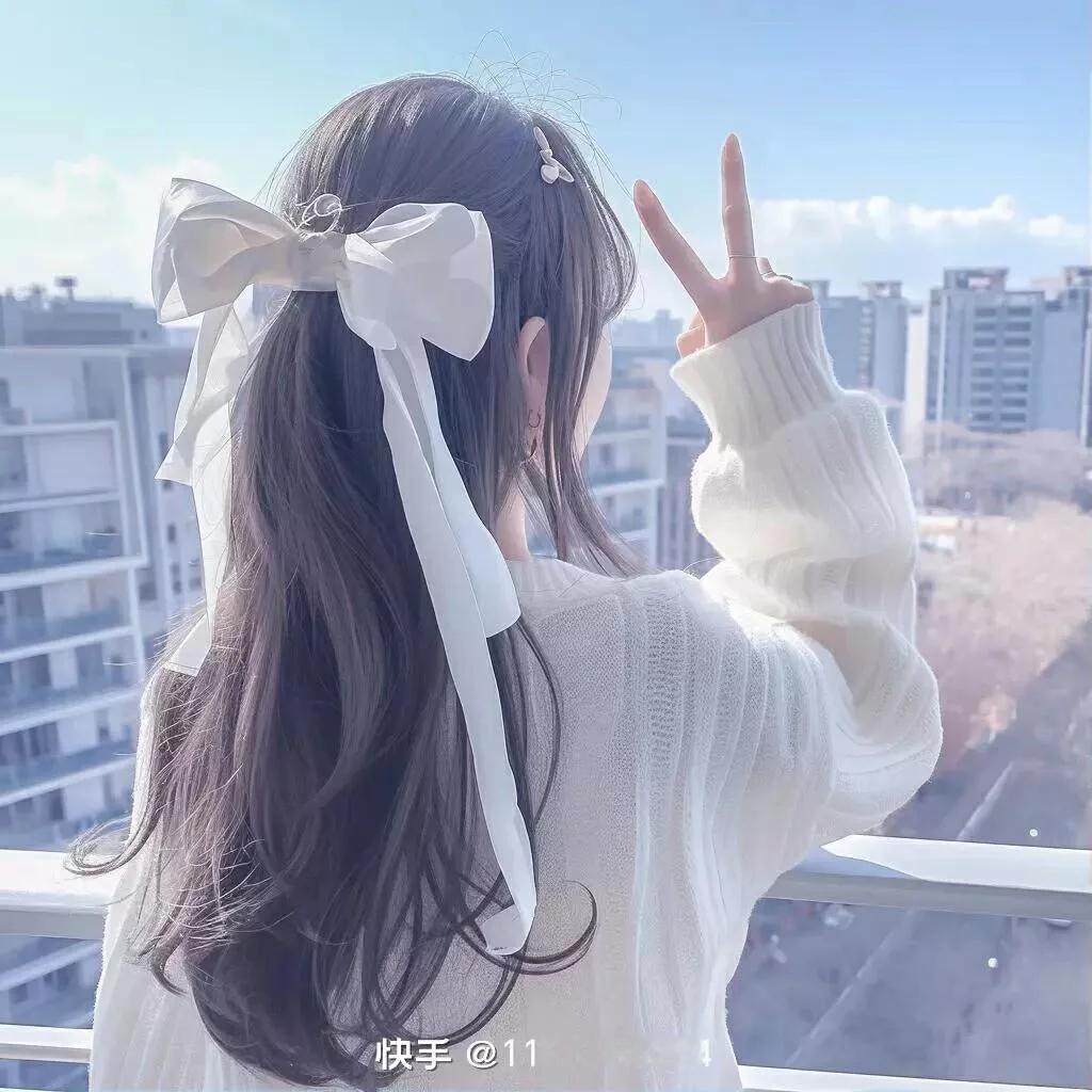 少女挥手微笑，城市风景相伴，美好时光定格。少女感笑容 少女感微笑女孩 少女的笑容