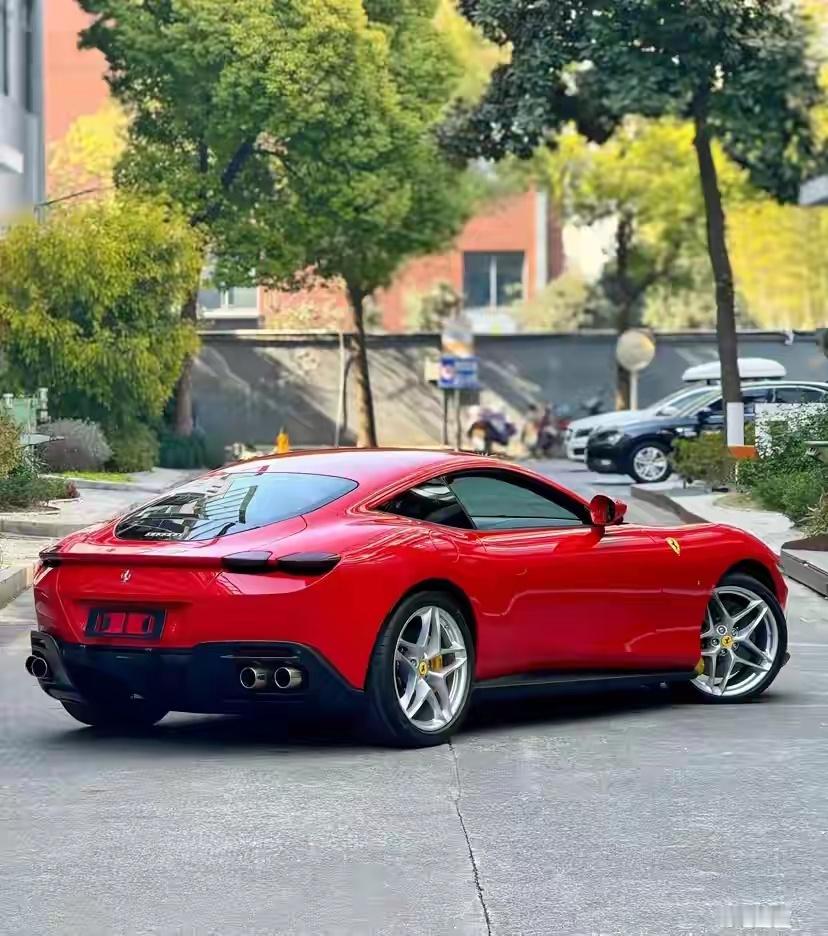 法拉利Roma Spider是一款性能卓越的敞篷跑车，以下从动力、操控、车身等方