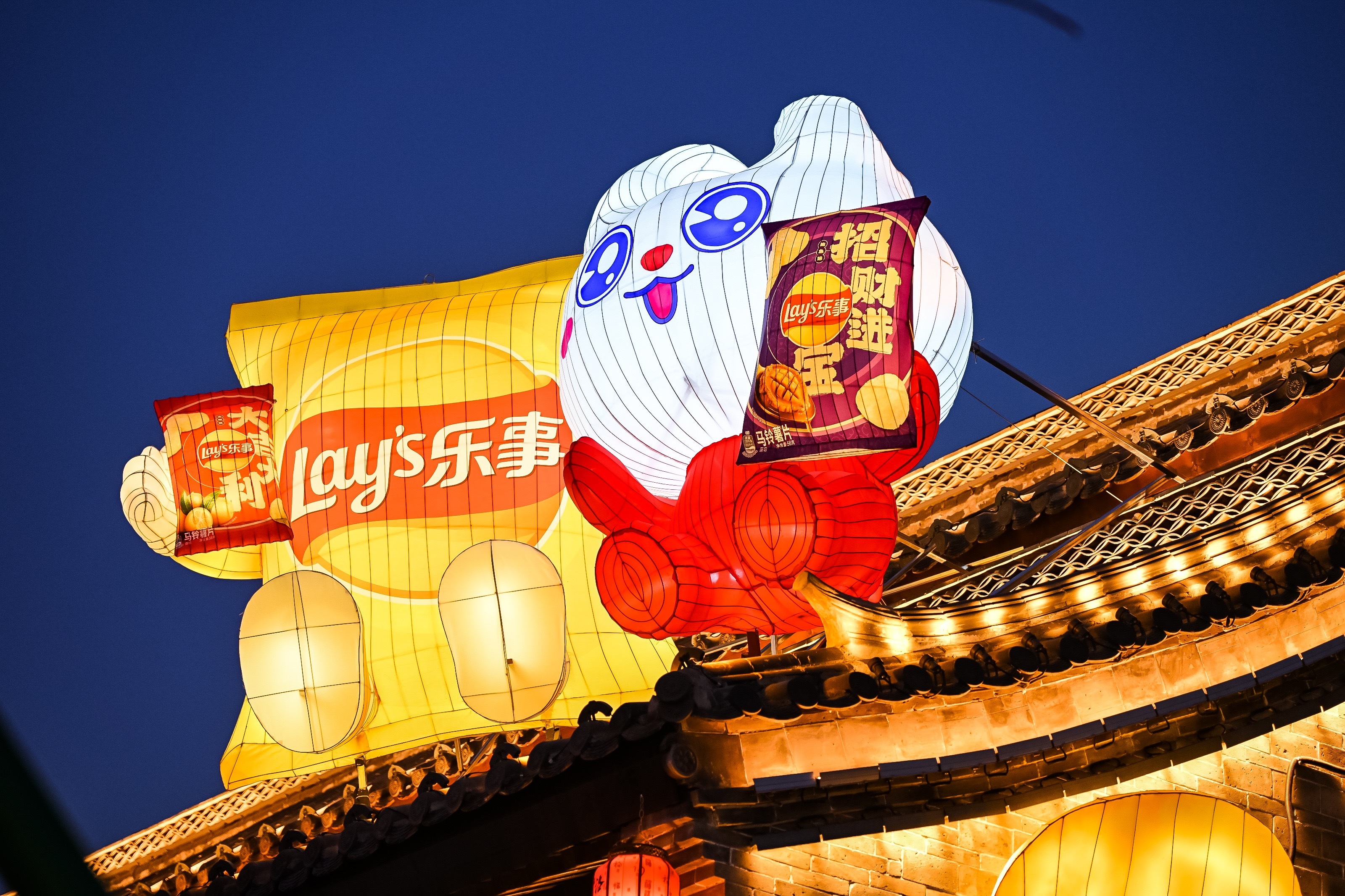 在洛邑古城被这片会发光的薯片吸引住了！金黄酥脆的造型在夜色中格外亮眼，随手一拍都