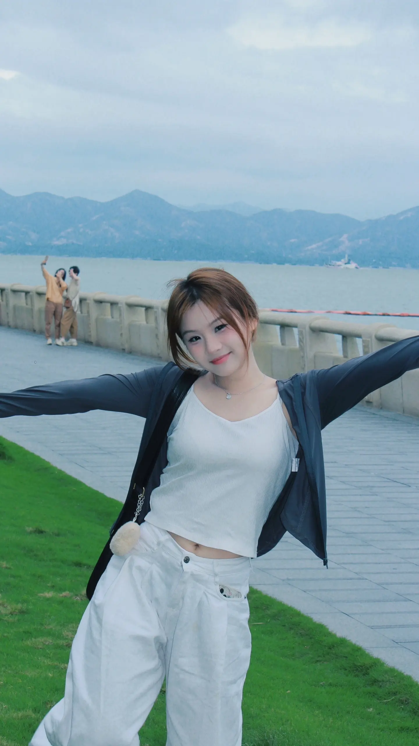 她像小孩一样爱表演于是我便成了她的捧场王