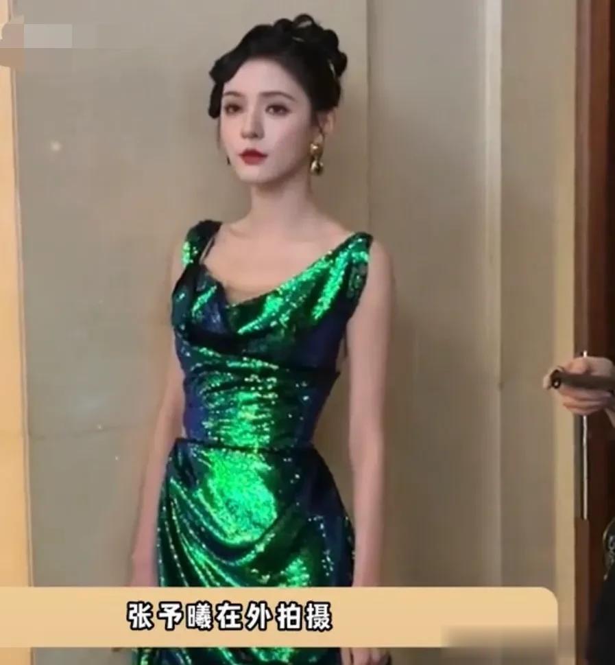 张予曦在外拍摄，主动邀请路人一起合影，完全没有大明星的架子，像邻居家的姐姐一样温