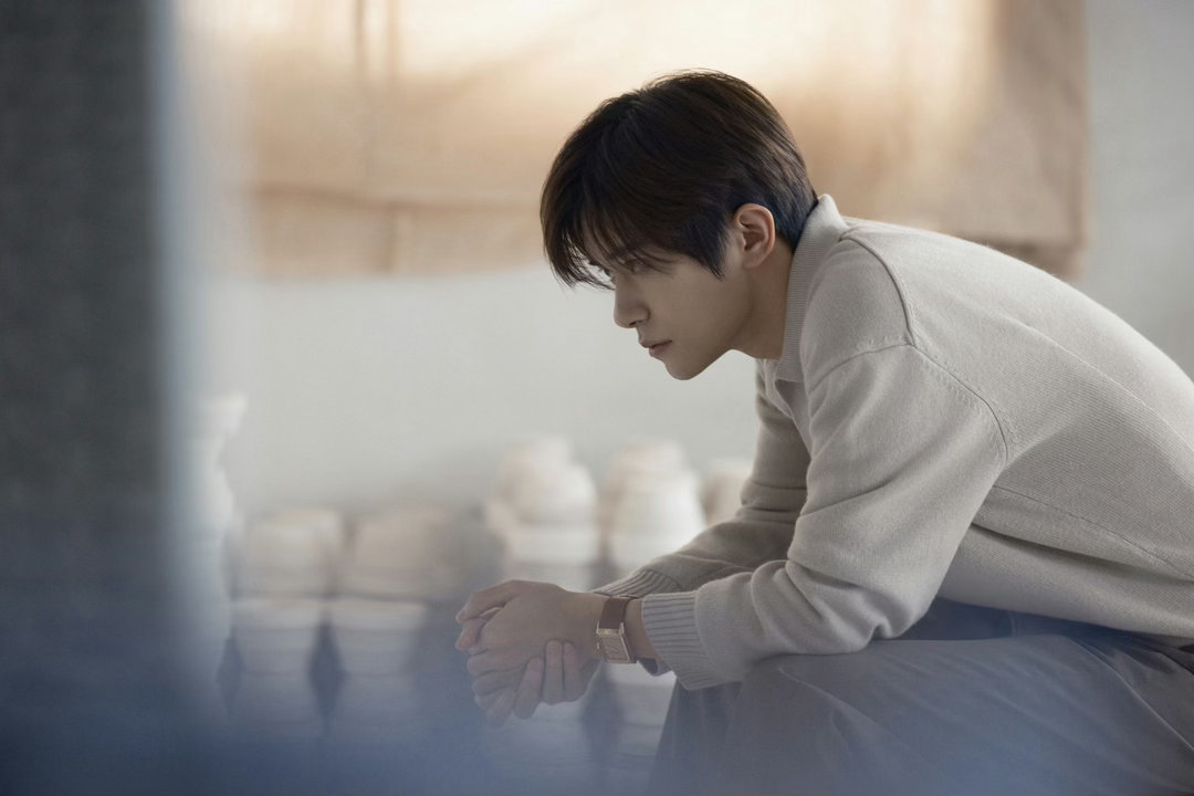 易烊千玺春日限定花絮 他低头看东西的时候那个侧脸，真的很好看。 